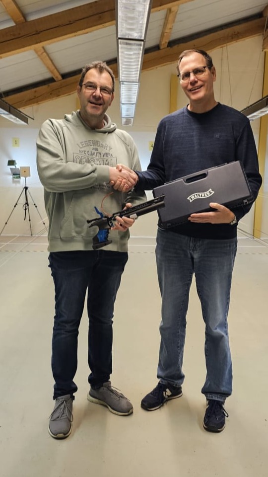 Übergabe der Luftpistole durch den Sponsor